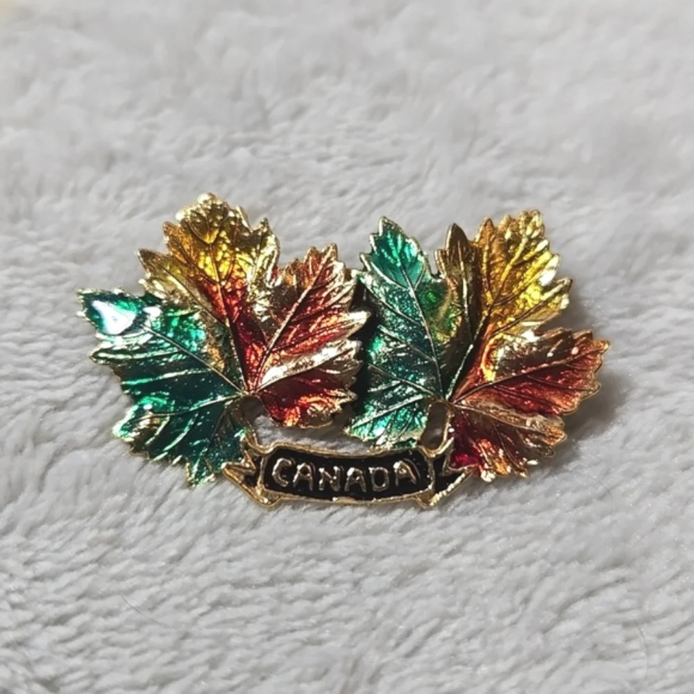 #467 VINTAGE Canada Maple leaf brooch - Picture 1 of 4